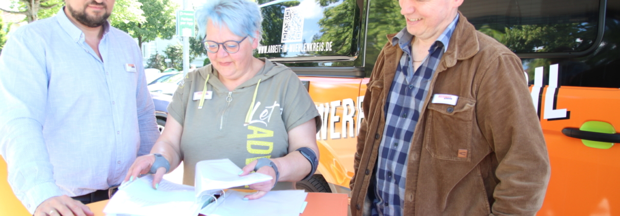 Das Team des Bewerbungsmobils der CompetenzFactory. V.l. Eugen Becker, Teamleitung Melanie Dörk-Kunze und Dieter Giesbrecht.