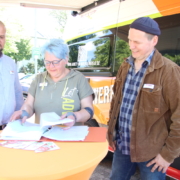 Das Team des Bewerbungsmobils der CompetenzFactory. V.l. Eugen Becker, Teamleitung Melanie Dörk-Kunze und Dieter Giesbrecht.