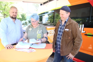 Das Team des Bewerbungsmobils der CompetenzFactory. V.l. Eugen Becker, Teamleitung Melanie Dörk-Kunze und Dieter Giesbrecht.